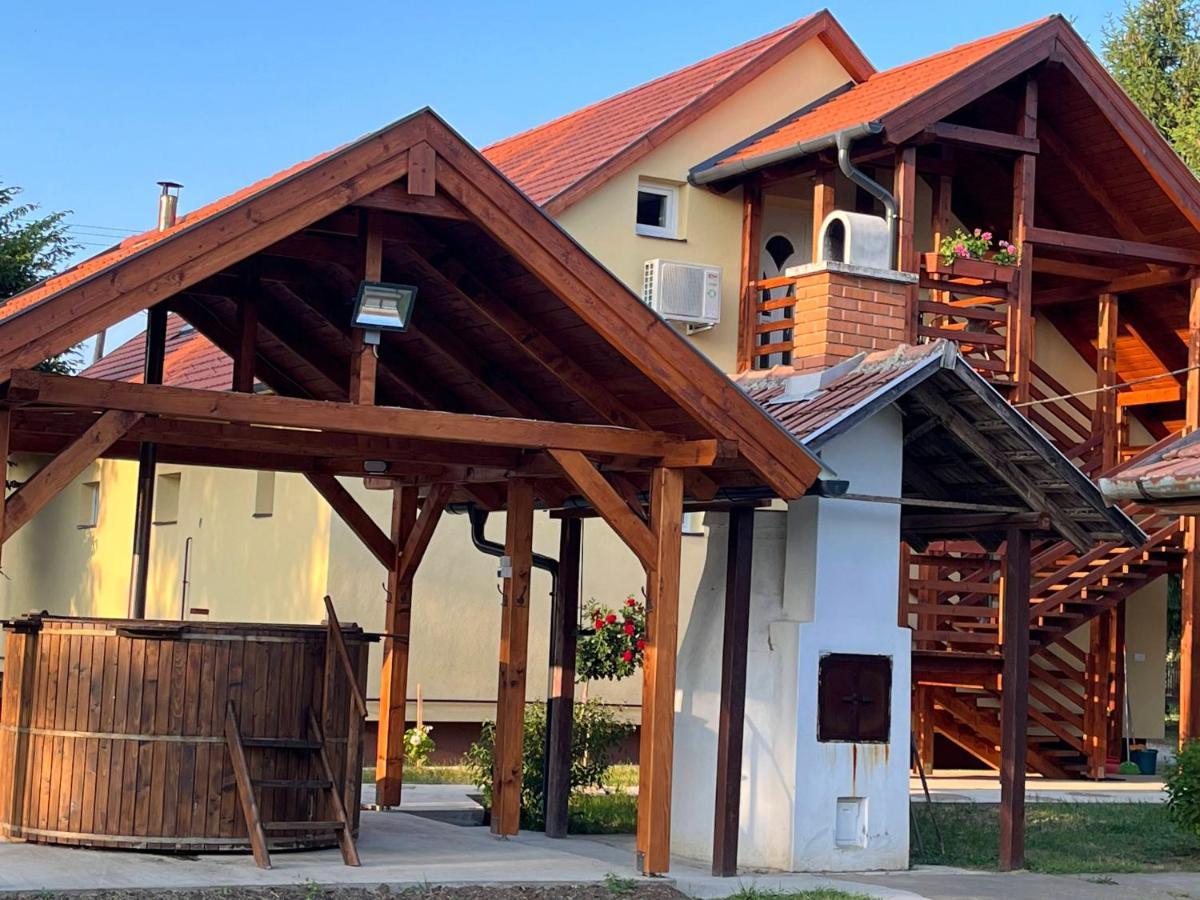 Venusz Ueduelocentrum Apartment *